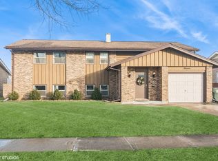 11 Wildwood Rd, Elk Grove Village, IL 60007
