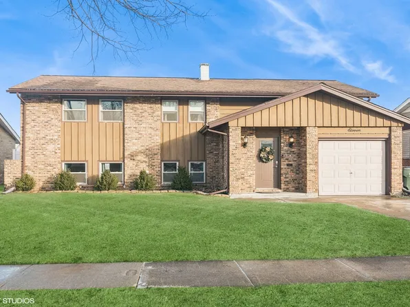 11 Wildwood Rd, Elk Grove Village, IL 60007