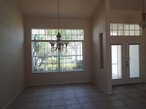 5th image of 210 SW Whitewood Dr