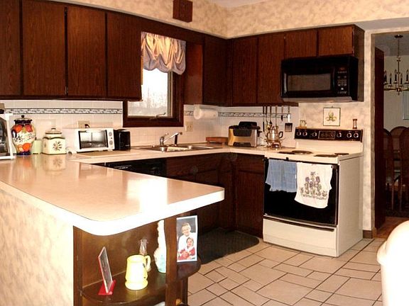 Kitchen w/ceramic flooring, ample counterspace, large pantry & all appliances