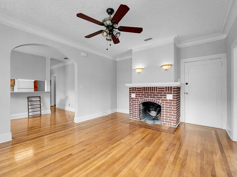 2557 Myra St — Photo 7