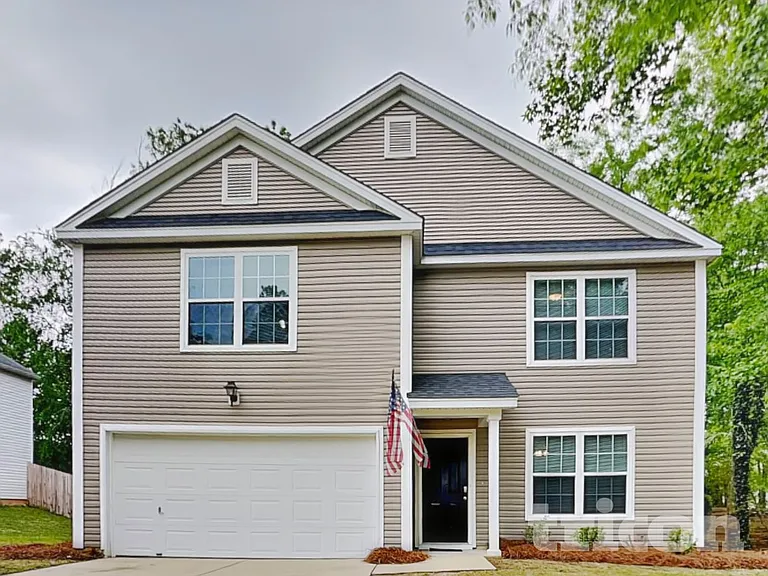 121 Eagle Pointe Dr — Photo 1