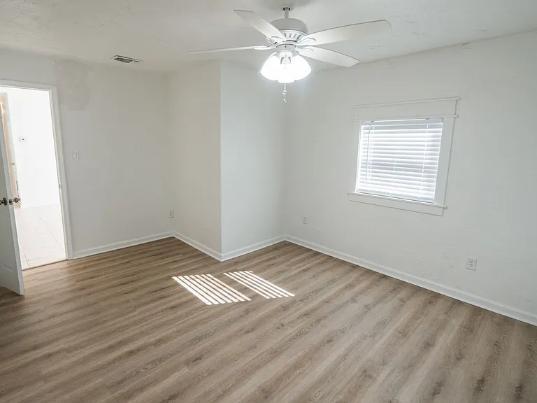 406 Essex Dr — Photo 23