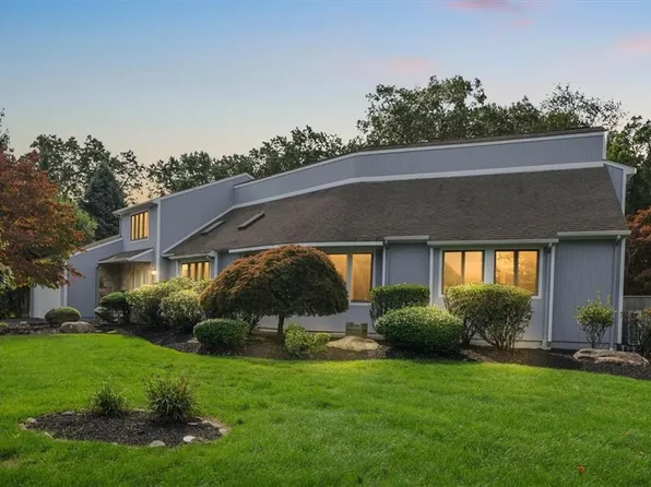 30 Dutchess Dr, Cranston, RI 02921