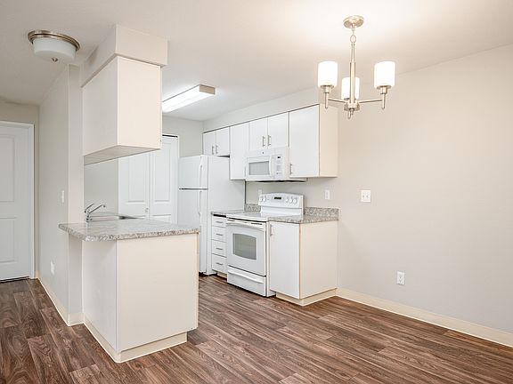 Village at Sunrise | Kitchen and Dining