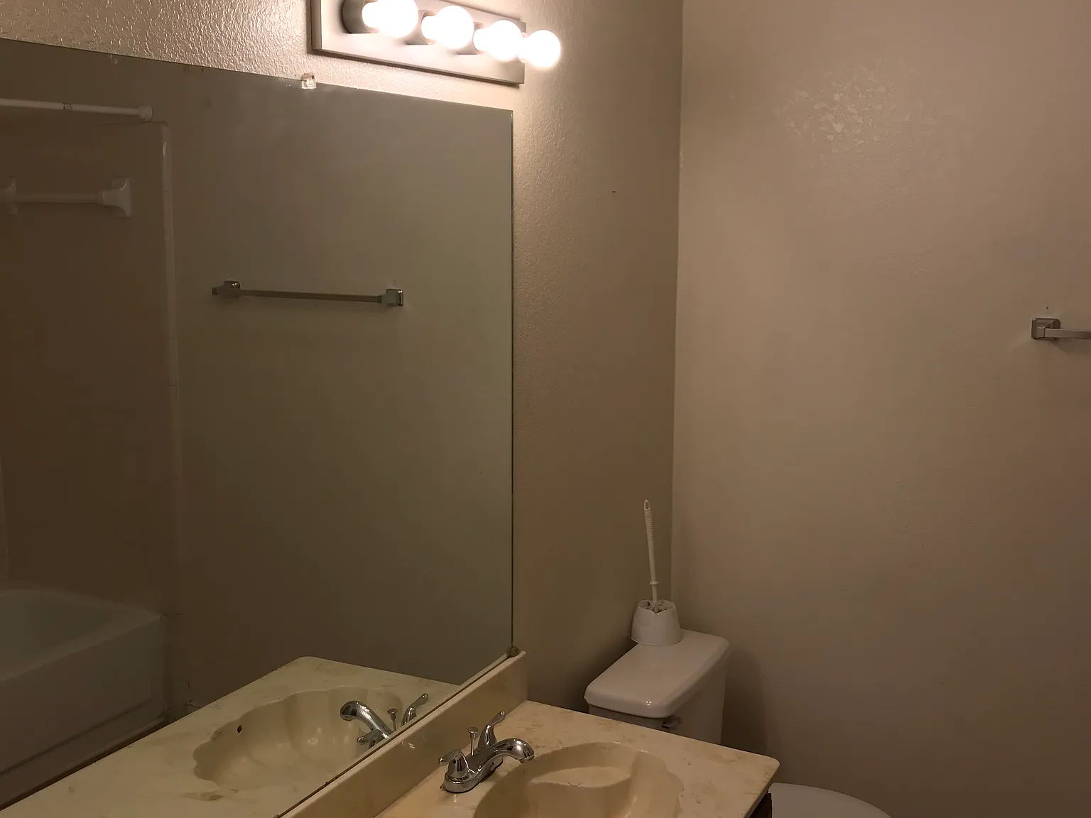 3 bed, 1400 sqft, $1,950 — Photo 1