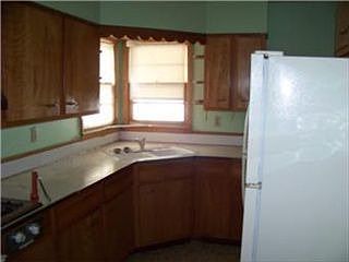 4th image of 725 W Broadway St