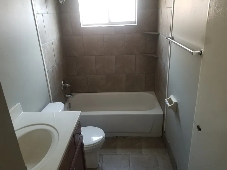 1335-1337 Halcomb Ln #1335 — Photo 4