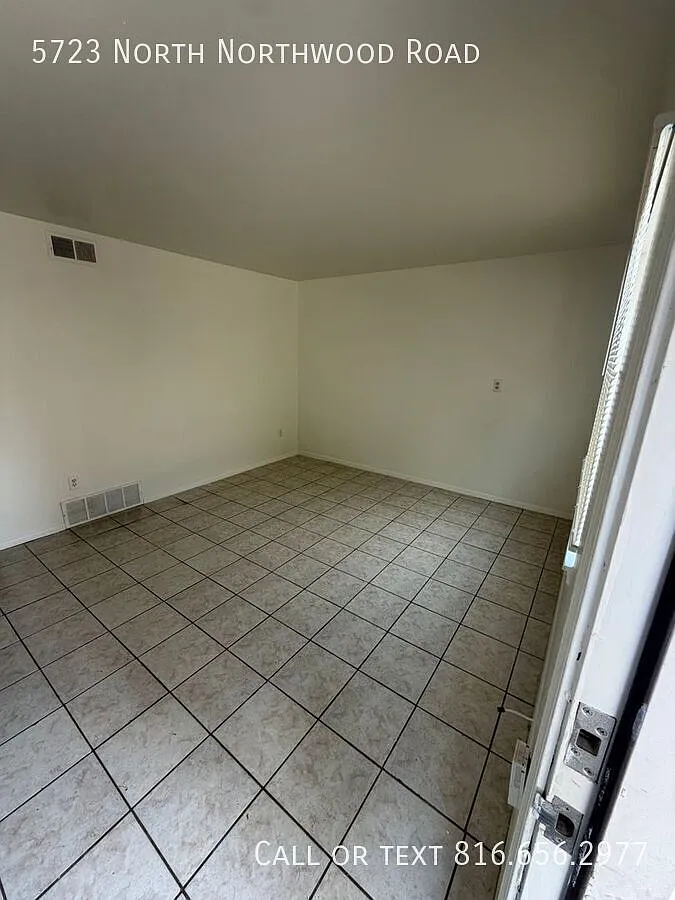 Charming 2BR/1BA Apartment in Northland KC Available Now! — Photo 2