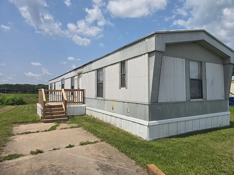 1194 Juniper Dr — Photo 1