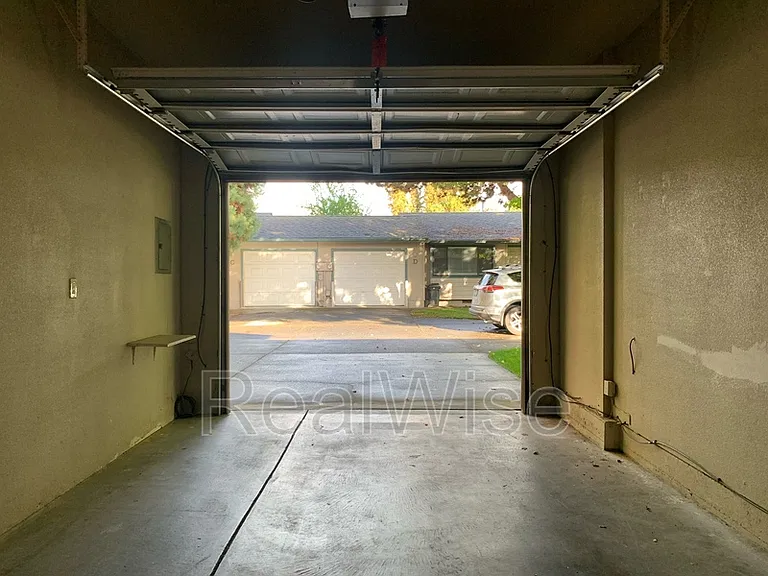 249 SW Rogue River Ave #D — Photo 13