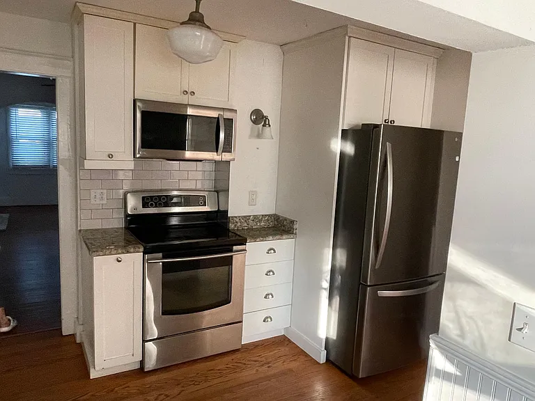 1004 Gillock St — Photo 8