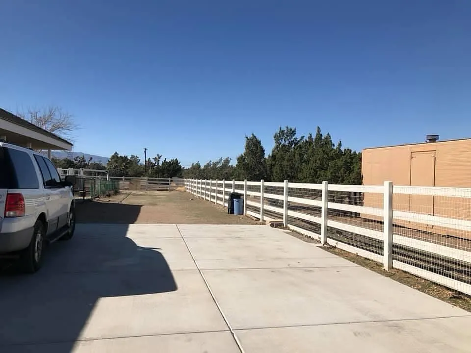 Lots of parking - Kittering Rd