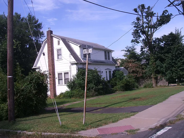 2111 Oak Tree Rd — Photo 2