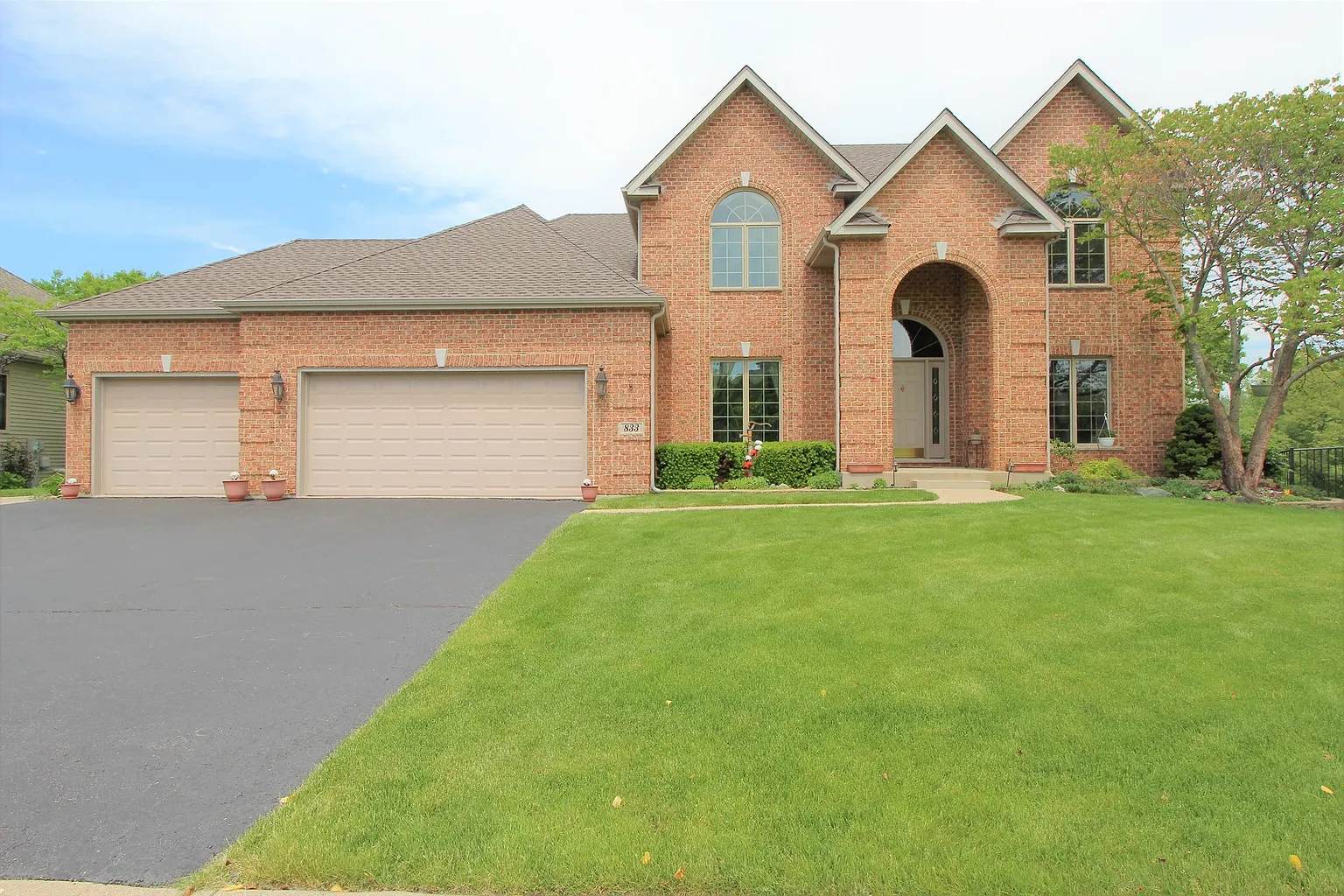 833 Woodland Dr photo 1