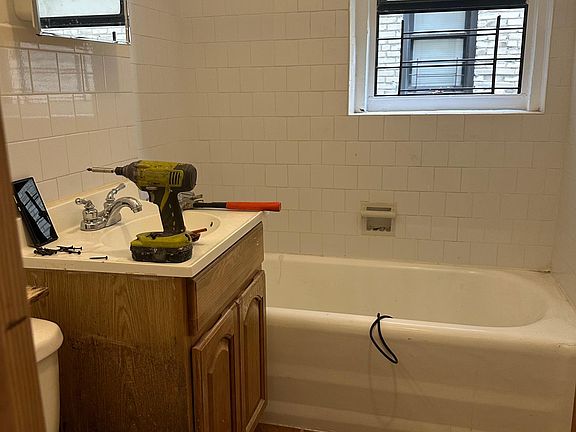 4th image of 4046 Carpenter Ave #2E