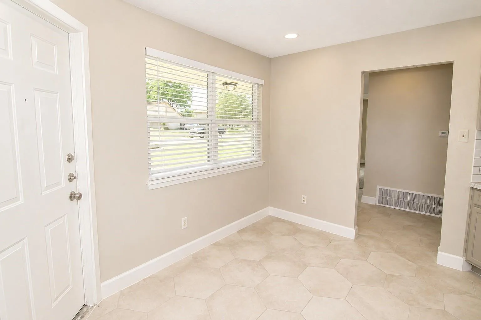 3 bed, 2.0 bath, 2004 sqft, $2,100 — Photo 4