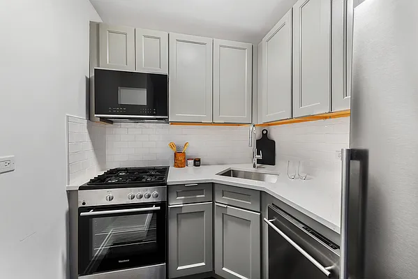 Sold by Coldwell Banker Warburg | media 12