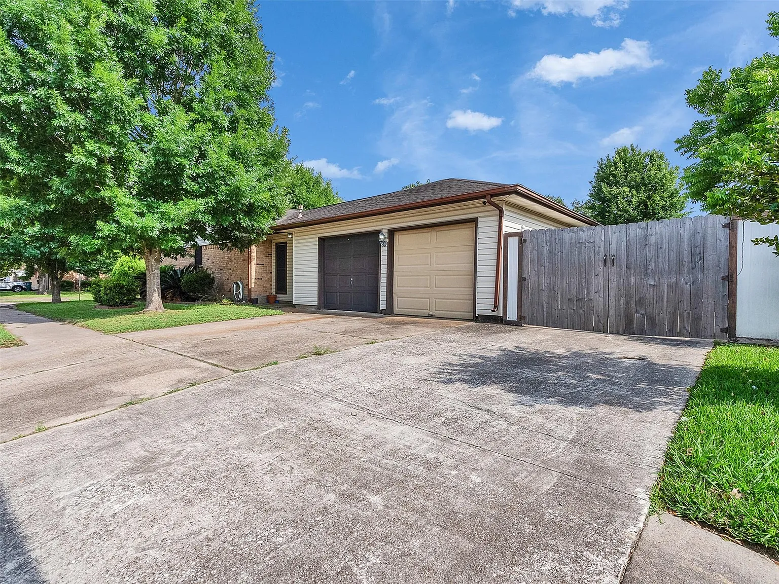 3 bed, 3.0 bath, 2083 sqft, $2,190 — Photo 3