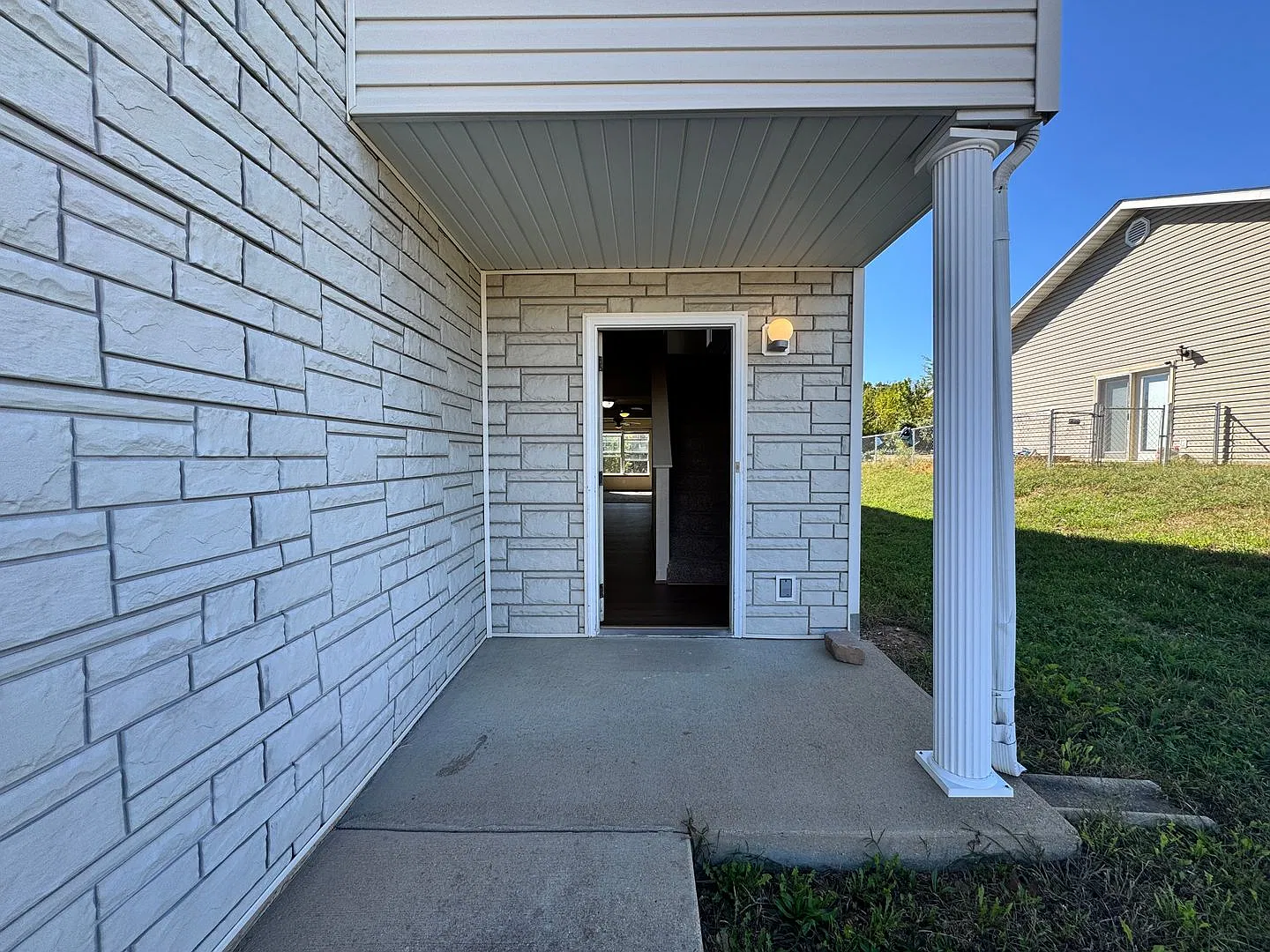 16860 B Huntington Ln — Photo 2