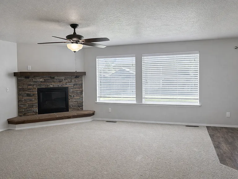 645 SW Miner St — Photo 5
