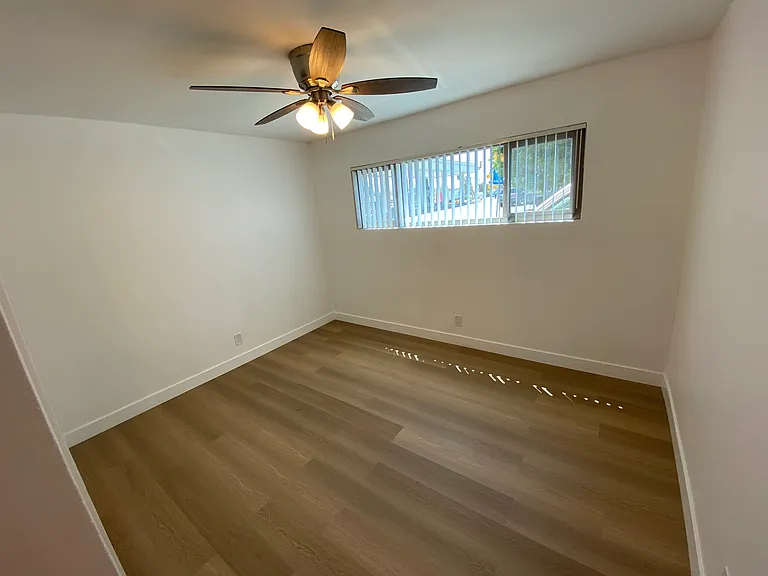Sussex House Apartments — Photo 21