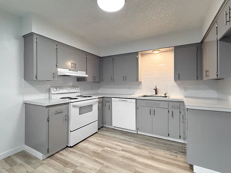 Kathy-Ann Apartments — Photo 49