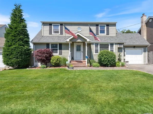 124 Charles Avenue, Massapequa Park, NY 11762