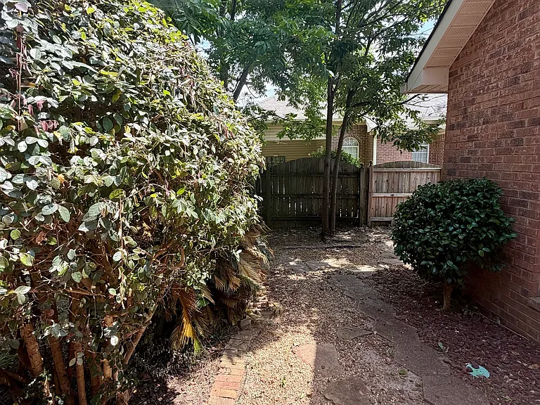 213 Carrington Ln — Photo 47