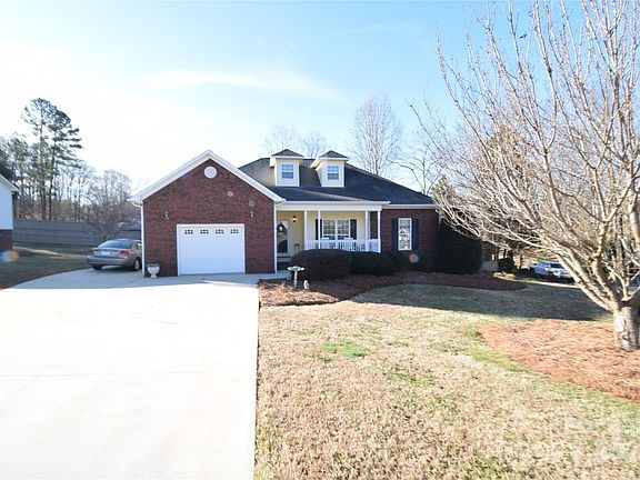 3rd image of 1013 Mays Ct