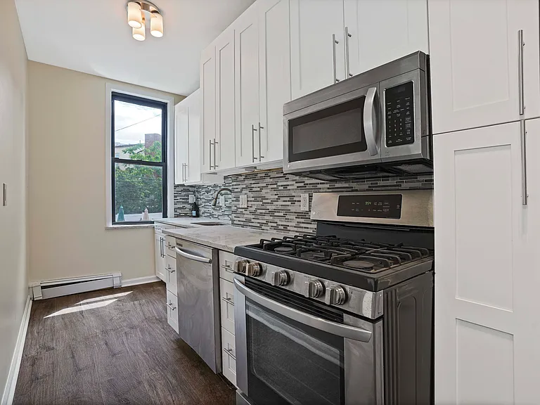 18 Russell St #2 — Photo 12