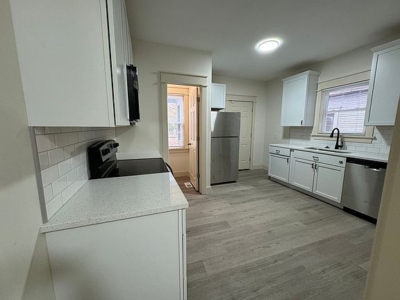4th image of 136-138 Rockwood Ave #136