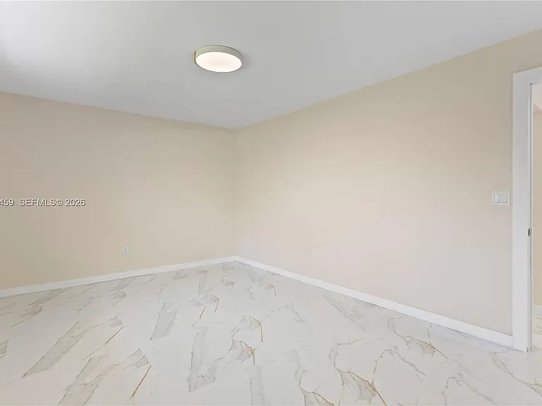 21330 NE 26th Ave — Photo 26