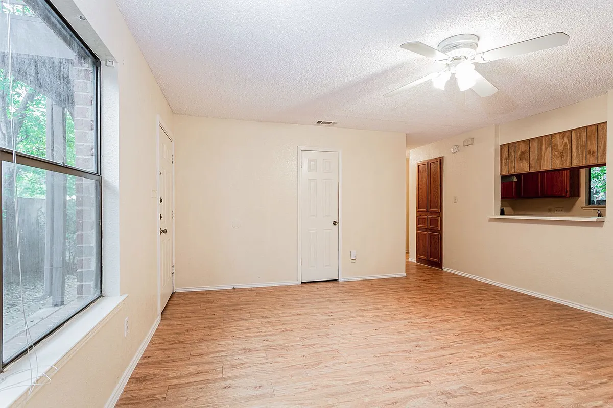 Building Photo - 404 Kenniston Dr #C