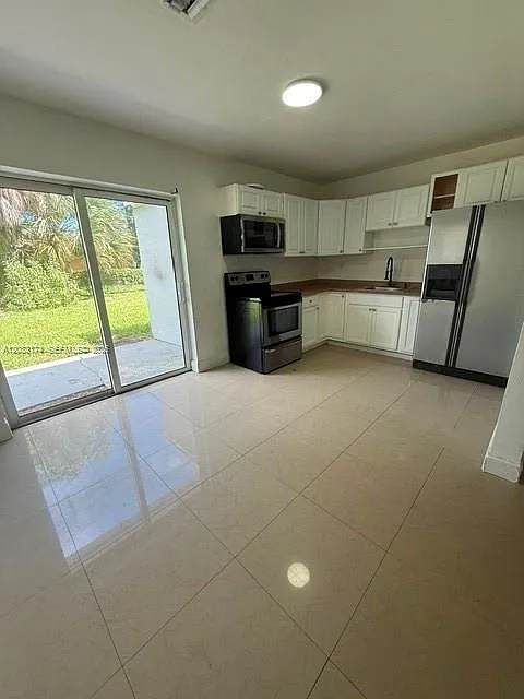 3 bed, 1.0 bath, $2,300 — Photo 3