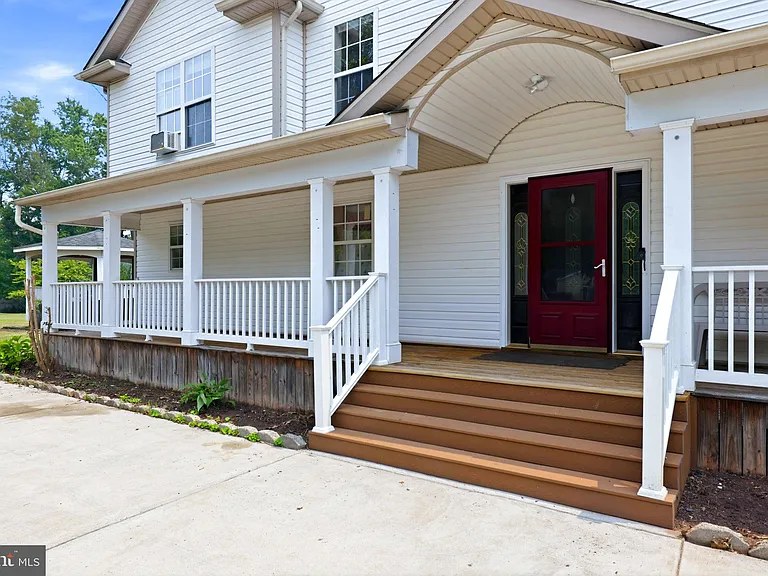 8916 Rugby Rd — Photo 3