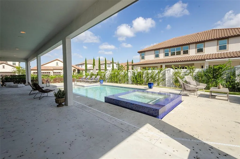 7 bed, 5.5 bath, 5355 sqft, $9,000 — Photo 2