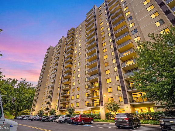 3rd image of 205 Yoakum Pkwy Unit 914