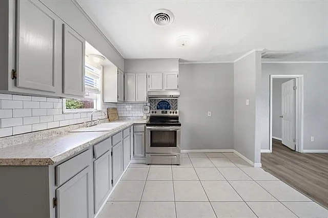3 bed, 999 sqft, $1,350 — Photo 3