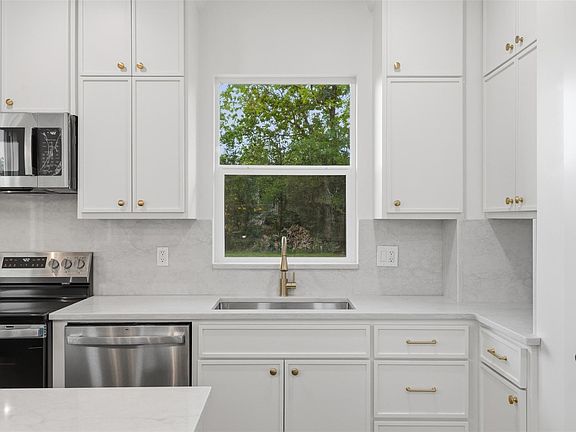 5th image of 732 Azalea St