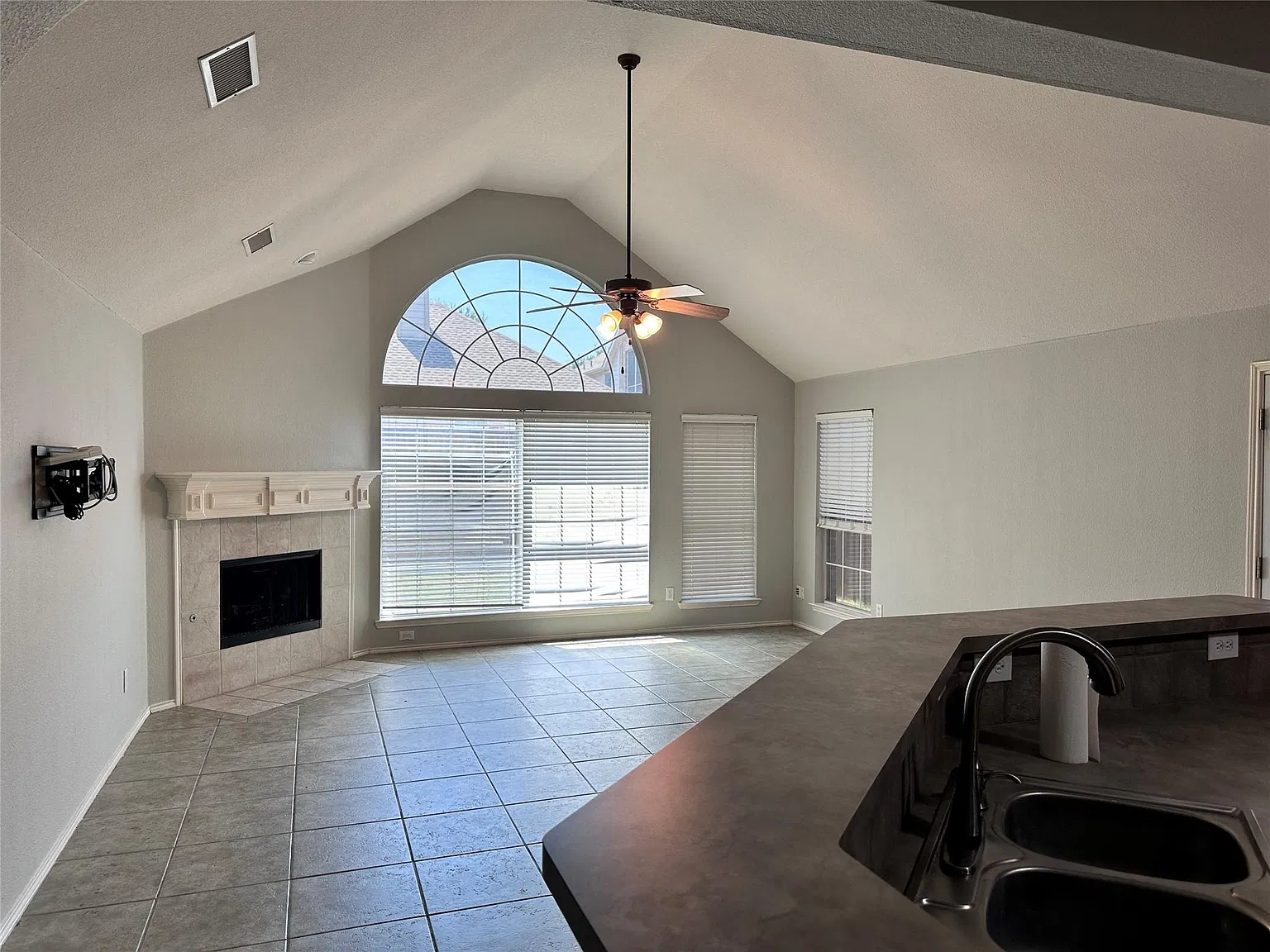 3 bed, 2127 sqft, $2,600 — Photo 3