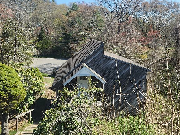 4th image of 6 Watch Hill Road