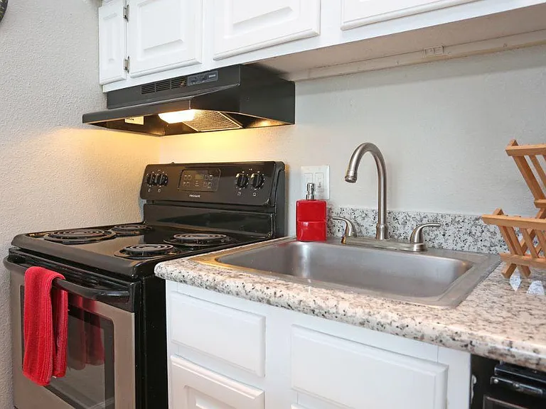 The Oceanfront Galveston Apartments — Photo 20
