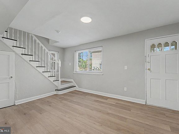 5th image of 607 W Maple Ave