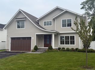 738 Motts Cove Rd N, Glen Head, NY 11545