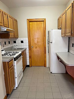5th image of 409 W 39th St APT 4D