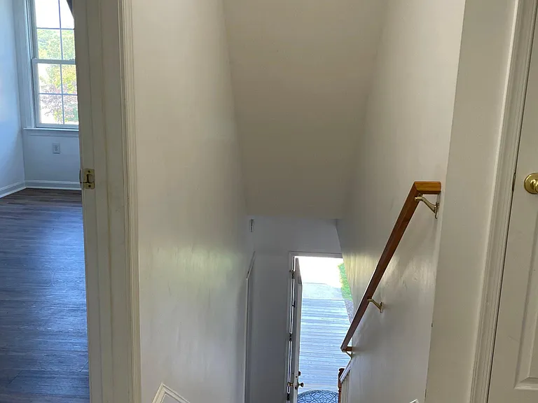 406 Lindenhurst Ct — Photo 22