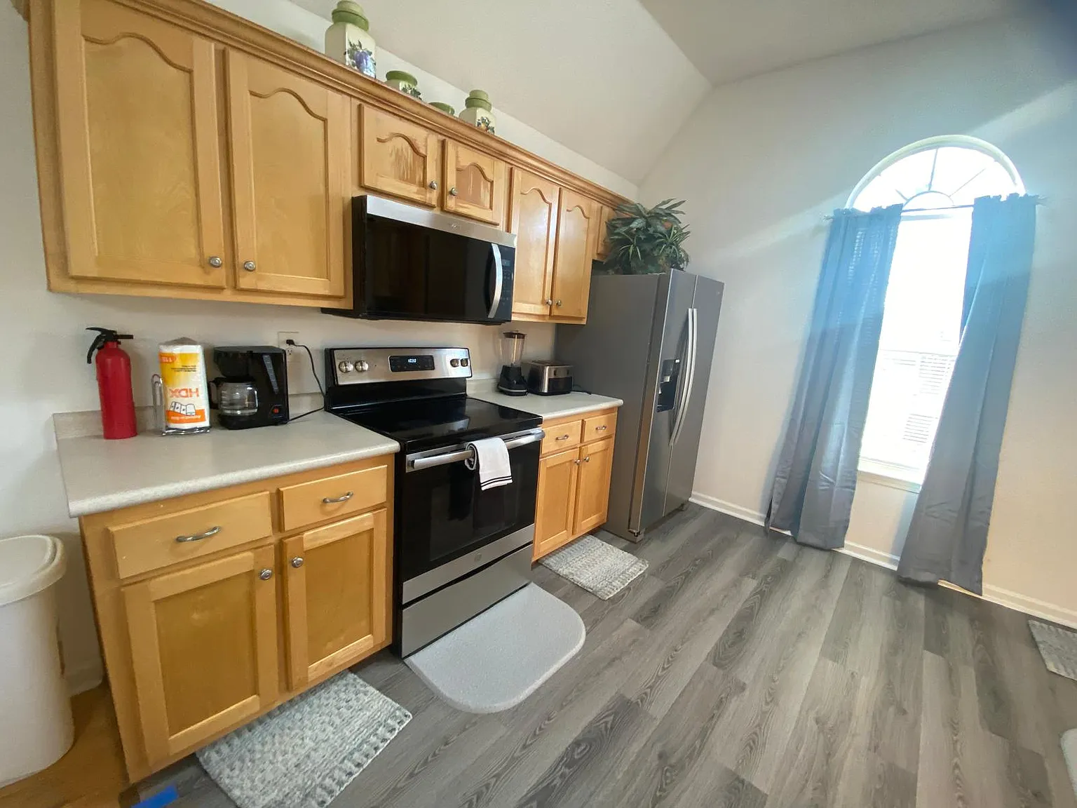 4 bed, 2400 sqft, $6,500 — Photo 3