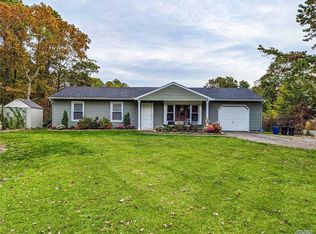 8 Country Rd, Medford, NY 11763