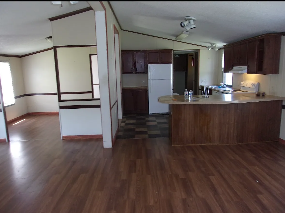 3 bed, 1000 sqft, $803 — Photo 4